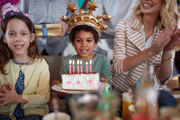 Niño Feliz Sosteniendo Pastel Cumpleaños Celebrando Con Amigos Familiares Ambiente —  Fotos de Stock