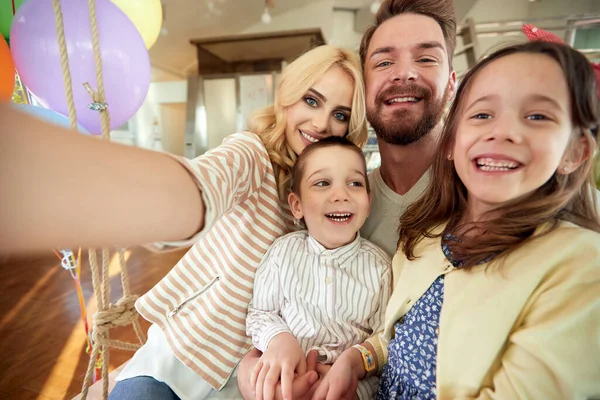 Crianças Gostam Tirar Selfie Ambiente Alegre Casa Com Seus Pais — Fotografia de Stock