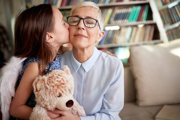 Una Nieta Está Besando Abuela Mientras Pasan Tiempo Ambiente Familiar — Foto de Stock