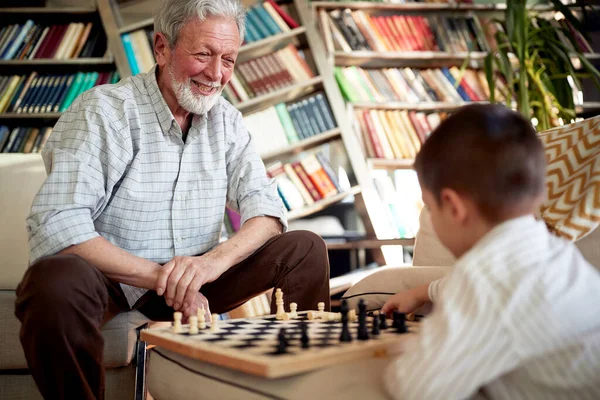 Ένας Χαρούμενος Παππούς Απολαμβάνει Παίζει Σκάκι Τον Εγγονό Του Οικογενειακή — Φωτογραφία Αρχείου