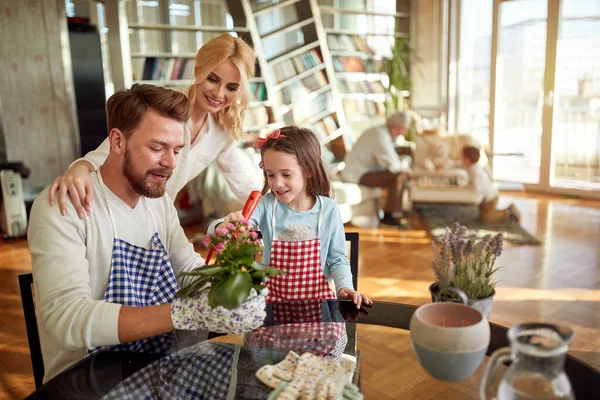 Uma Filhinha Está Ajudando Seus Pais Plantar Flores Ambiente Familiar — Fotografia de Stock