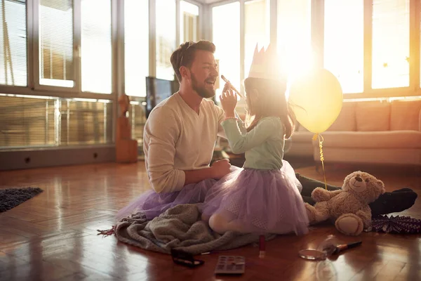 Jeune Père Est Plein Joie Quand Fille Maquille Sur Lui — Photo