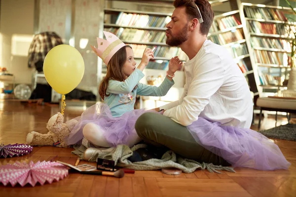 Young Father Waiting His Daughter Put Lipstick His Lips While — Stock Photo, Image