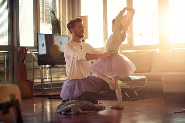 Ein Kleines Mädchen Wird Von Ihrem Vater Bei Ihren Balletteinlagen — Stockfoto