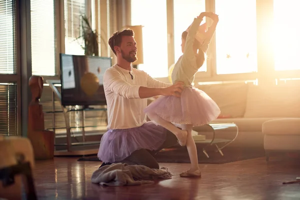 Una Bambina Sostegno Parte Del Padre Con Suo Balletto Muove — Foto Stock