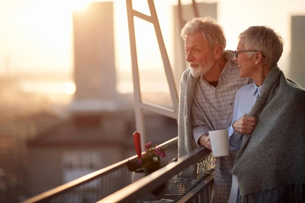 Ein Älteres Ehepaar Genießt Den Blick Auf Die Stadt Von — Stockfoto