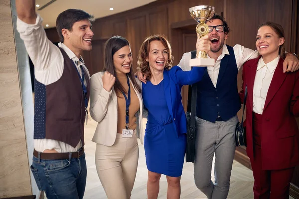 Χαρούμενη Ομάδα Νεαρών Καυκάσιων Επιχειρηματιών Που Γιορτάζουν Στο Διάδρομο Κρατώντας — Φωτογραφία Αρχείου