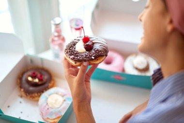 Bir pastanenin hoş atmosferindeki güzel bir kız elinde tuttuğu lezzetli çöreğe hayran kalıyor. Pastane, tatlı, tatlı