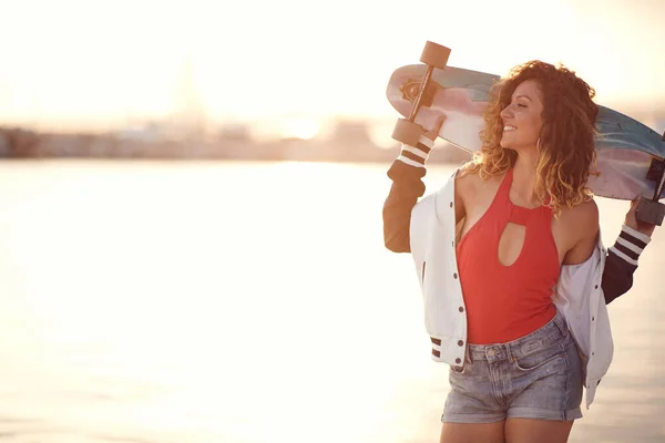 Fröhliche Attraktive Frau Posiert Einem Sonnigen Tag Mit Dem Skateboard — Stockfoto