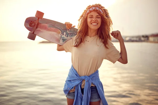 Junge Modische Frau Auf Dem Skateboard Einem Sonnigen Tag — Stockfoto