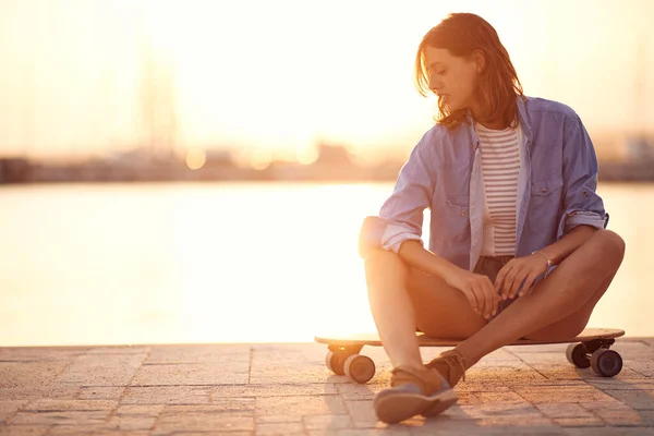 Ung Omtänksam Vacker Flicka Sitter Skateboard Bryggan Vid Havet Och — Stockfoto