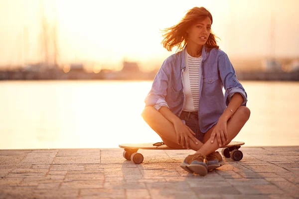 Young Beautiful Girl Sitting Skateboard Dock Posing Photo While Enjoying — Stock Photo, Image