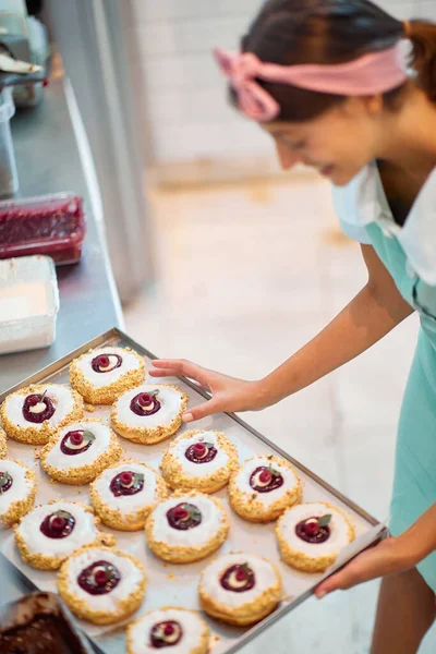 Glada Småföretagare Brinner För Sin Produkt Munkar — Stockfoto