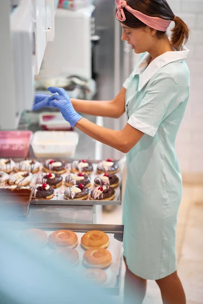 사업을 작업장의 분위기 속에서 손으로 맛있는 도넛을 준비하는 즐기고 있습니다 — 스톡 사진