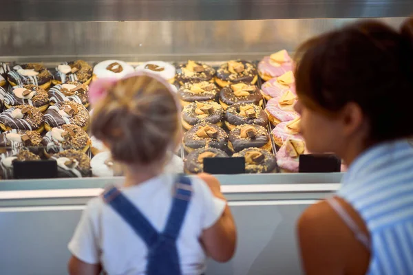 Mor Och Dotter Köper Glaserade Munkar Tillsammans Butiken — Stockfoto