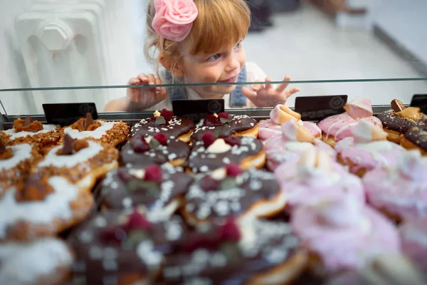 Portrét Batole Dívka Vyzvednout Lahodné Koblihy Obchodě — Stock fotografie