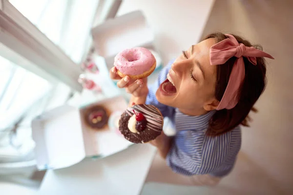 사업주는 식욕을 돋우는 도넛에 열정적 — 스톡 사진