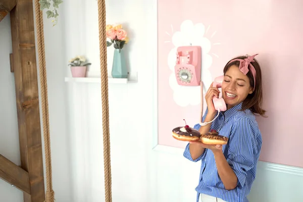 Küçük Işletme Sahibi Lezzetli Ürünleri Donutları Için Sipariş Alıyor — Stok fotoğraf