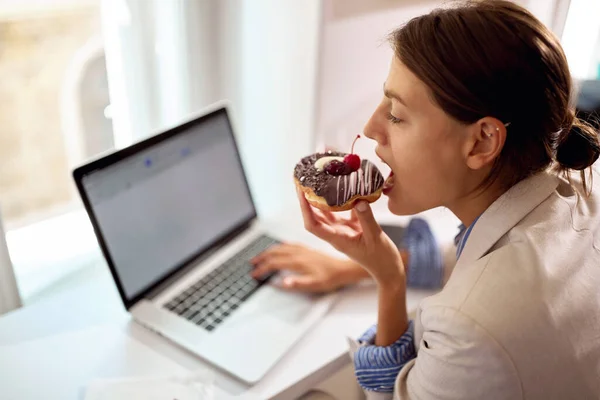 Eine Junge Geschäftsfrau Bedient Einen Laptop Während Sie Angenehmer Atmosphäre — Stockfoto