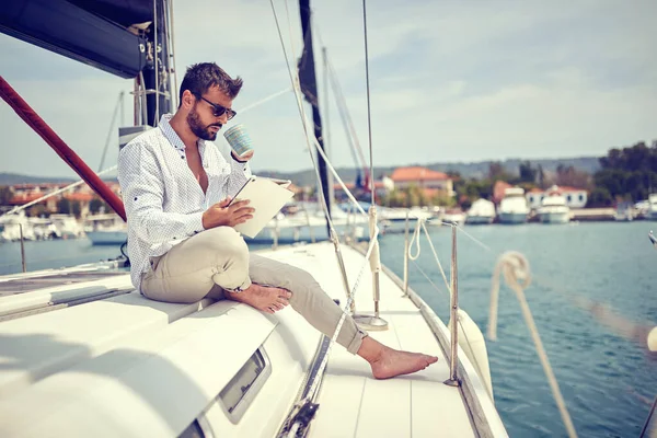 Avslappnad Affärsman Som Arbetar Båten Solig Dag — Stockfoto