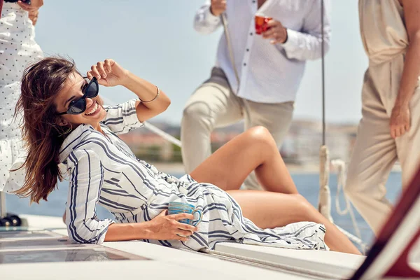 Ung Stilig Kvinnlig Modell Fotografering Med Sina Vänner Yacht Vacker — Stockfoto