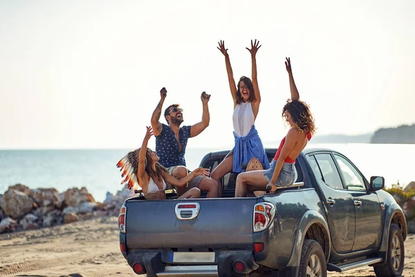 Groep Van Gelukkige Vrienden Die Aankomen Het Strand Tijdens Een — Stockfoto