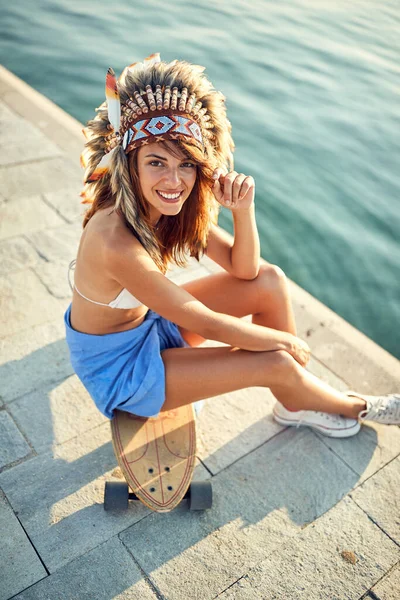 Jonge Modieuze Vrouw Poseert Met Het Skateboard Een Zonnige Dag — Stockfoto