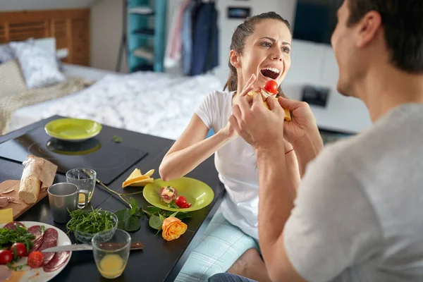 Una Giovane Coppia Diverte Nutrirsi Vicenda Mentre Colazione Atmosfera Allegra — Foto Stock