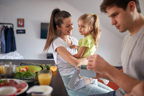 Young Family Preparing Breakfast Relaxed Atmosphere Home Family Breakfast Togetherness — Stock Photo, Image