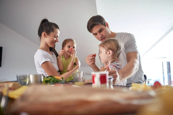 明るい雰囲気の中で朝食を楽しむ若い幸せな家族 一緒に — ストック写真