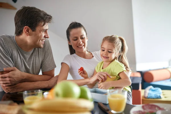 Uma Jovem Família Desfrutando Café Manhã Ambiente Alegre Casa Juntos — Fotografia de Stock