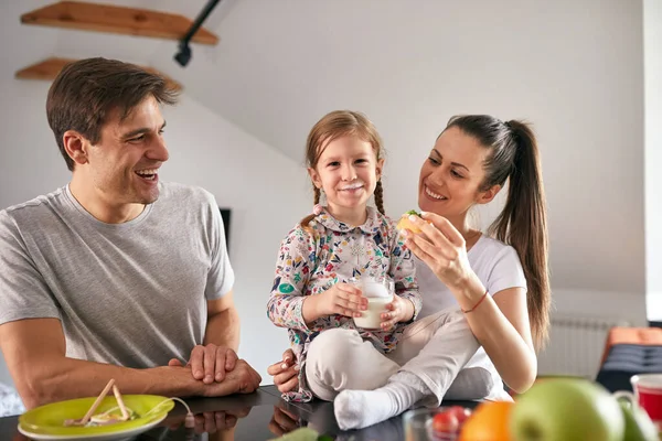 Lille Pige Poserer Foto Med Glas Yoghurt Samtidig Have Morgenmad - Stock-foto