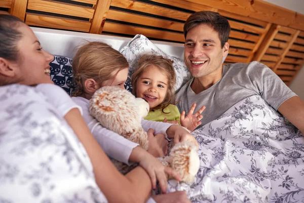 Małe Dziewczynki Cieszące Się Leżeniem Rodzicami Sypialni Wesołej Atmosferze Domu — Zdjęcie stockowe
