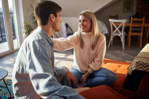 Jovem Casal Apaixonado Tendo Uma Conversa Adorável Ambiente Descontraído Casa — Fotografia de Stock