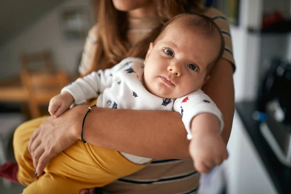 Bambino Posa Una Foto Tra Braccia Della Madre Atmosfera Calda — Foto Stock