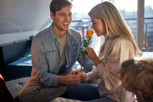 Giovani Sposi Che Godono Odore Della Rosa Giorno San Valentino — Foto Stock