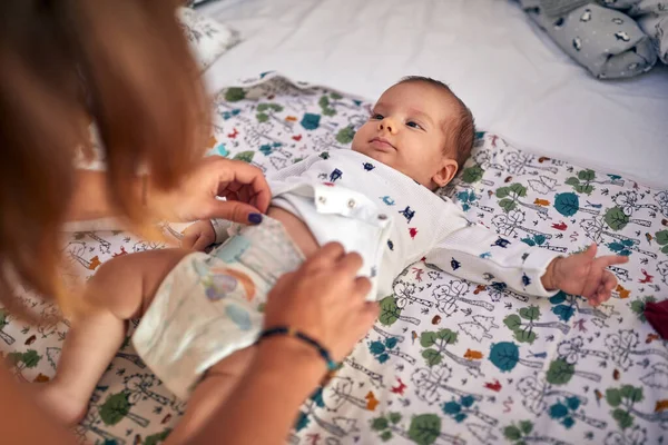 Una Madre Che Avvolge Bambino Una Calda Atmosfera Casa Famiglia — Foto Stock