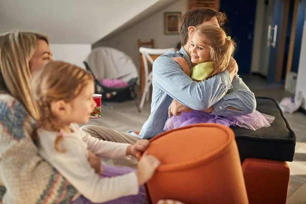 Eine Junge Glückliche Familie Spielt Fröhlicher Atmosphäre Hause Zusammen Familie — Stockfoto