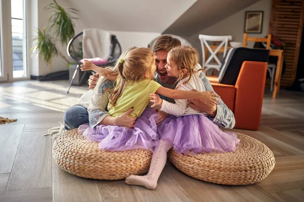 Uma Jovem Família Animada Abraço Enquanto Brincava Ambiente Alegre Casa — Fotografia de Stock