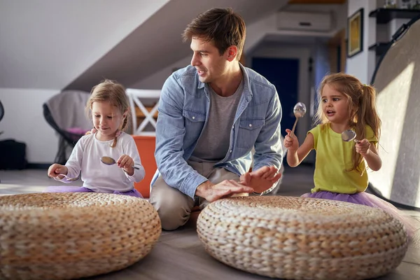 Hijitas Con Cucharas Sentadas Suelo Ambiente Alegre Casa Disfrutan Tocando — Foto de Stock