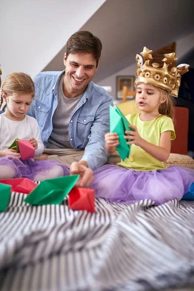 Hijitas Sentadas Suelo Ambiente Alegre Casa Con Padre Jugando Con —  Fotos de Stock