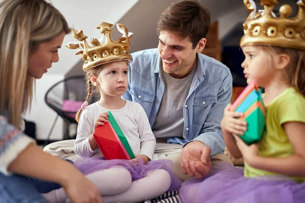 Kleine Töchter Schmollen Während Sie Mit Ihren Eltern Familiärer Atmosphäre — Stockfoto