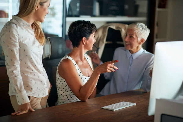 Groupe Collègues Féminines Avoir Une Conversation Sur Contenu Ils Regardent — Photo