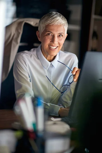 Glad Senior Affärskvinna Poserar För Ett Foto Medan Han Arbetar — Stockfoto