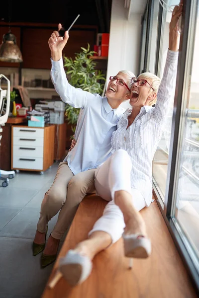 Vidám Idősebb Kolléganők Akik Szelfit Készítenek Miközben Kellemes Légkörben Pihennek — Stock Fotó