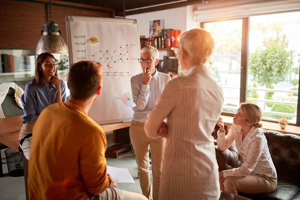 Grupo Colegas Negocios Está Escuchando Cuidadosamente Una Presentación Ambiente Agradable — Foto de Stock