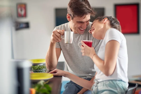 Radosna Zakochana Para Przeżywa Romantyczne Chwile Delektując Się Poranną Kawą — Zdjęcie stockowe