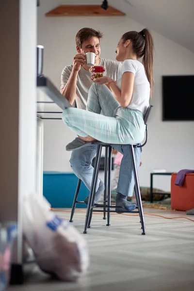 幸せなカップルはコーヒーを飲んで 家で美しい朝にチャットします 一緒に — ストック写真