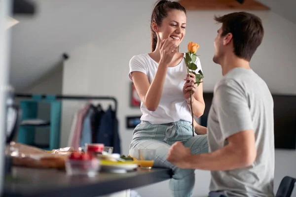 Mladý Zamilovaný Pár Dobře Baví Valentýna Zatímco Snídá Krásném Ránu — Stock fotografie