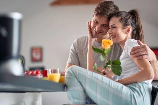 Ett Lyckligt Par Kram Medan Äter Frukost Alla Hjärtans Dag — Stockfoto